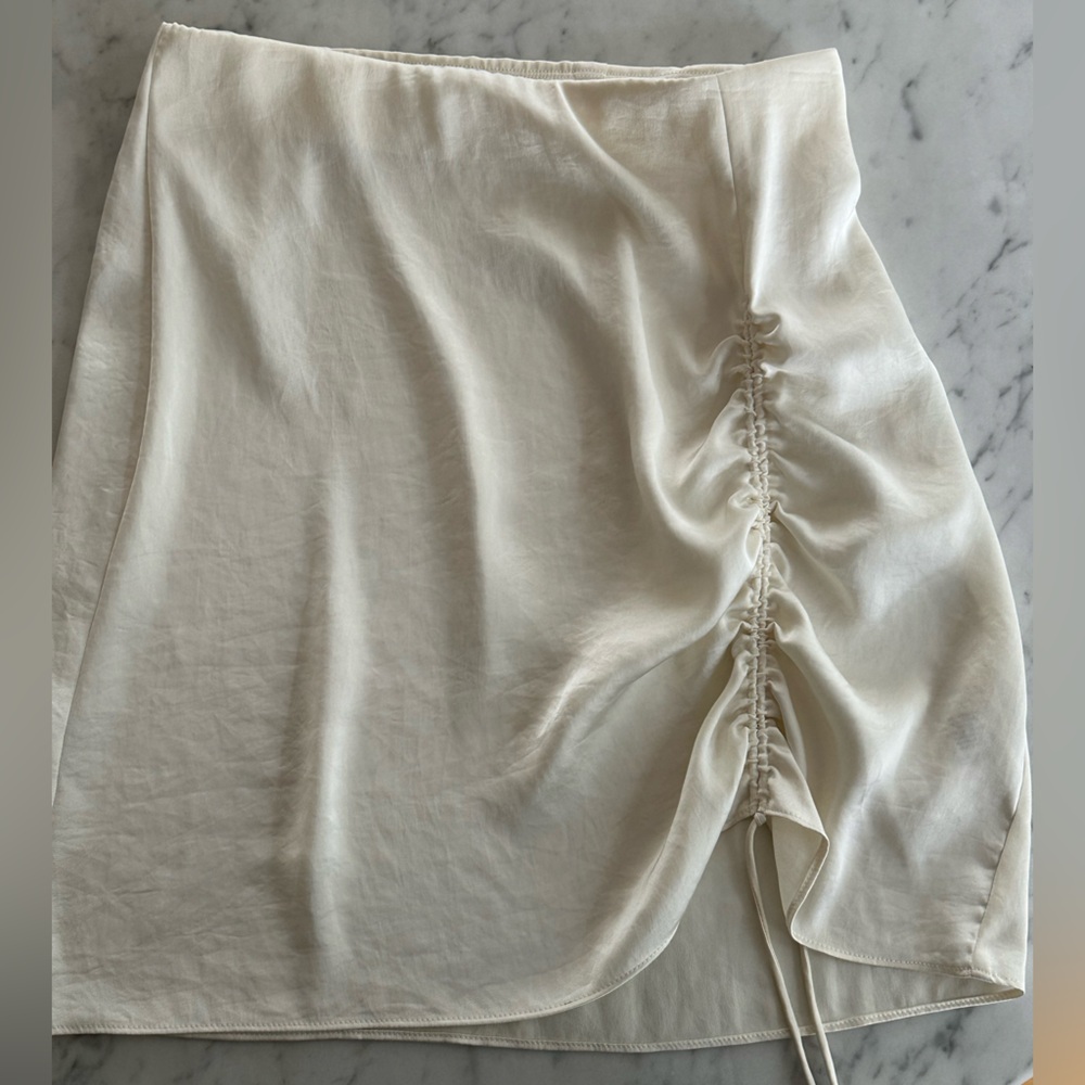 Aritizia Wilfred Satin Mini Skirt in cream, size 0